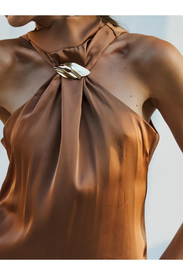 Robe longue en satin fendue et bouclée 111631