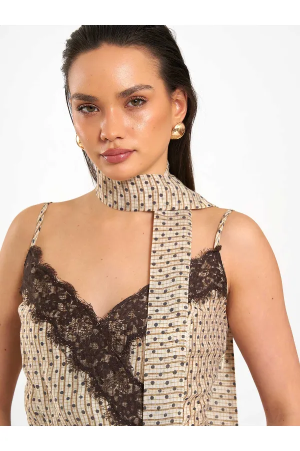 Robe 111710 avec détails en dentelle au col et fente