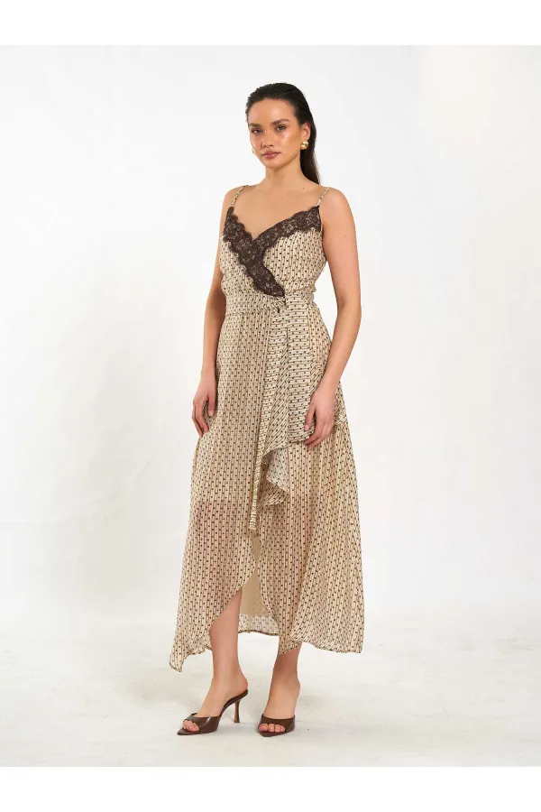 Robe 111710 avec détails en dentelle au col et fente