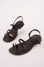 Muggo HOLİDAY Gold Metal Detaylı Parmak Arası Ayarlanabilir Kemerli Düz Kadın Sandalet