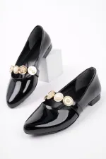 Ballerines Muggo POENA à bride unique pour femme, ornées d'une broche.