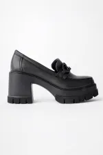 Mocassins Muggo VALENCIA pour femmes, à talon épais et bout rond, avec boucle métallique.