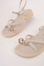 Muggo HOLİDAY Gold Metal Detaylı Parmak Arası Ayarlanabilir Kemerli Düz Kadın Sandalet