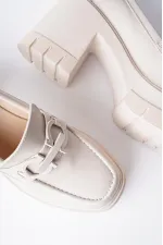 Mocassins Muggo VALENCIA pour femmes, à talon épais et bout rond, avec boucle métallique.