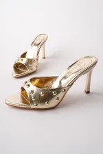 Pantoufles à talons aiguilles Muggo HELENA pour femmes, ornées de clous et de détails métalliques, à bout pointu.