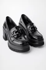 Mocassins Muggo VALENCIA pour femmes, à talon épais et bout rond, avec boucle métallique.