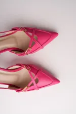 Muggo İCONS Sivri Burun Arkası Açık Kemer Detaylı İki Bantlı Kadın Topuklu Ayakkabı