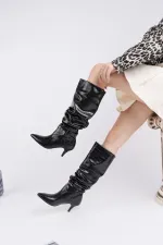 Bottes Muggo RUMBA à bout pointu, talon fin et motif crocodile froissé
