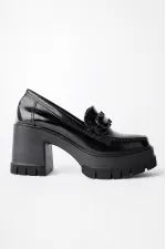 Mocassins Muggo VALENCIA pour femmes, à talon épais et bout rond, avec boucle métallique.