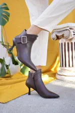 Muggo MONİCA Garantili Hakiki Deri Kemer ve Toka Detaylı Fermuarlı İnce Topuklu Kadın Bot 