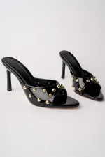 Pantoufles à talons aiguilles Muggo HELENA pour femmes, ornées de clous et de détails métalliques, à bout pointu.