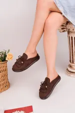 Mocassins Muggo FRINGE en daim, bout fermé, à pampilles et nœud décoratif.