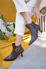 Muggo MONİCA Garantili Hakiki Deri Kemer ve Toka Detaylı Fermuarlı İnce Topuklu Kadın Bot 