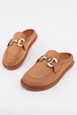 Mocassins Muggo CARLEEN en cuir suédé avec boucle dorée et bout fermé pour femmes