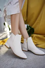 Bottes Muggo SHANE pour femmes, garanties, avec détail métallique au talon et fermeture éclair.