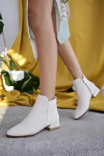 Bottes Muggo SHANE pour femmes, garanties, avec détail métallique au talon et fermeture éclair.