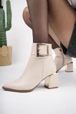 Bottes Muggo CHILY pour femmes, garanties, avec talon épais et détails de ceinture et boucle.