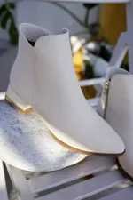 Bottes Muggo SHANE pour femmes, garanties, avec détail métallique au talon et fermeture éclair.