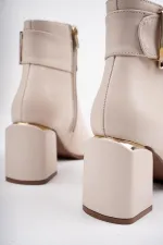 Bottes Muggo CHILY pour femmes, garanties, avec talon épais et détails de ceinture et boucle.