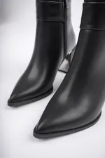Bottes Muggo CHILY pour femmes, garanties, avec talon épais et détails de ceinture et boucle.