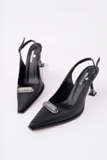 Escarpins Muggo HEELS à talon aiguille, style classique décontracté, avec boucle à l'arrière.