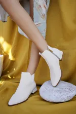 Bottes Muggo SHANE pour femmes, garanties, avec détail métallique au talon et fermeture éclair.