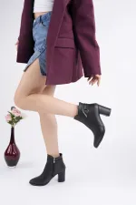 Muggo FORTİS Sivri Burun Toka Detaylı Fermuarlı Kalın Topuklu Kadın Bot