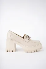 Mocassins Muggo VALENCIA pour femmes, à talon épais et bout rond, avec boucle métallique.