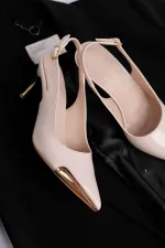 Chaussures à talons hauts pour femmes Muggo ZENITH, bout pointu et talon ouvert, ornées de détails métalliques.