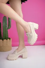 Mocassins Muggo VALENCIA pour femmes, à talon épais et bout rond, avec boucle métallique.