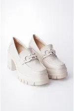 Mocassins Muggo VALENCIA pour femmes, à talon épais et bout rond, avec boucle métallique.