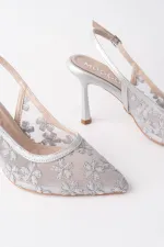 Chaussures habillées pour femmes Muggo ARIS à bout pointu et talon fin, ornées de dentelle