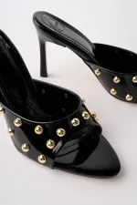 Pantoufles à talons aiguilles Muggo HELENA pour femmes, ornées de clous et de détails métalliques, à bout pointu.