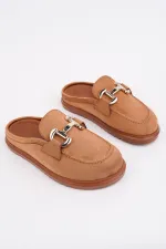 Mocassins Muggo CARLEEN en cuir suédé avec boucle dorée et bout fermé pour femmes