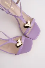 Sandales Muggo HEART pour femmes, ornées d'un accessoire en forme de cœur et dotées d'un talon fin.