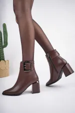 Bottes Muggo CHILY pour femmes, garanties, avec talon épais et détails de ceinture et boucle.