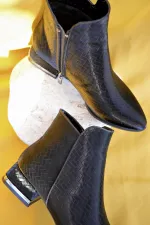 Bottes Muggo SHANE pour femmes, garanties, avec détail métallique au talon et fermeture éclair.