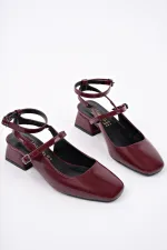 Chaussures Muggo CHOPRA à bout carré, double cambrure, bride cheville et talon bas ouvert à l'arrière