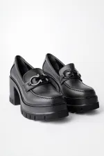 Mocassins Muggo VALENCIA pour femmes, à talon épais et bout rond, avec boucle métallique.