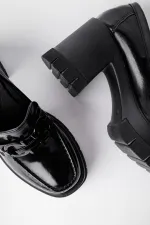 Mocassins Muggo VALENCIA pour femmes, à talon épais et bout rond, avec boucle métallique.