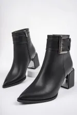 Bottes Muggo CHILY pour femmes, garanties, avec talon épais et détails de ceinture et boucle.