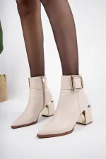 Bottes Muggo CHILY pour femmes, garanties, avec talon épais et détails de ceinture et boucle.