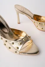 Pantoufles à talons aiguilles Muggo HELENA pour femmes, ornées de clous et de détails métalliques, à bout pointu.