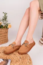 Mocassins Muggo CARLEEN en cuir suédé avec boucle dorée et bout fermé pour femmes