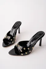 Pantoufles à talons aiguilles Muggo HELENA pour femmes, ornées de clous et de détails métalliques, à bout pointu.