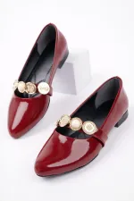 Ballerines Muggo POENA à bride unique pour femme, ornées d'une broche.