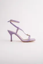 Sandales Muggo HEART pour femmes, ornées d'un accessoire en forme de cœur et dotées d'un talon fin.