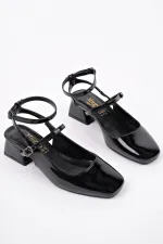 Chaussures Muggo CHOPRA à bout carré, double cambrure, bride cheville et talon bas ouvert à l'arrière