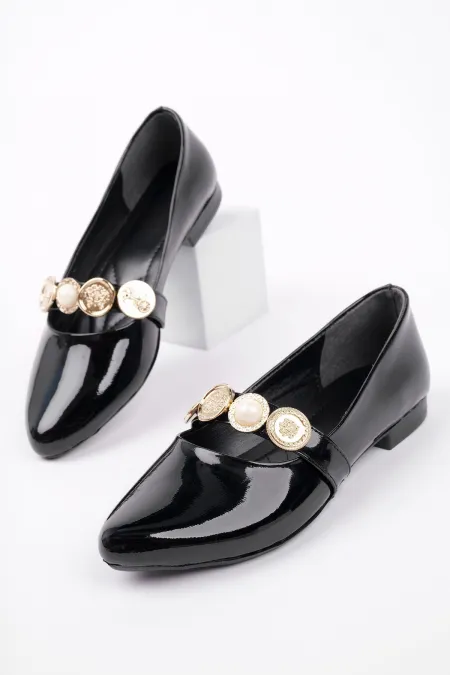 Ballerines Muggo POENA à bride unique pour femme, ornées d'une broche.