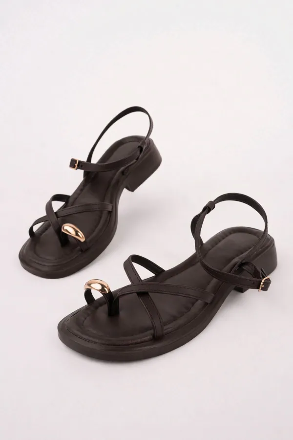 Muggo HOLİDAY Gold Metal Detaylı Parmak Arası Ayarlanabilir Kemerli Düz Kadın Sandalet